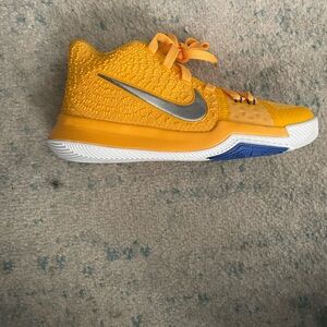 Nike  Kyrie 3 GS University hold Chrome Sneakers with Silver Swoosh